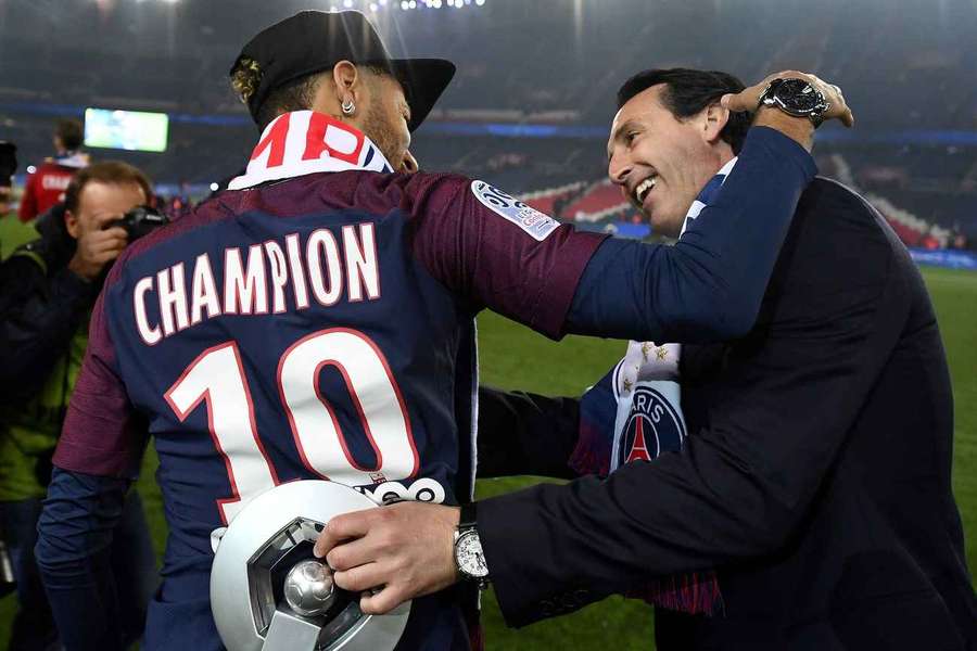 Unai Emery, sărbătorind titlul câștigat de PSG în sezonul 2017-2018, alături de Neymar