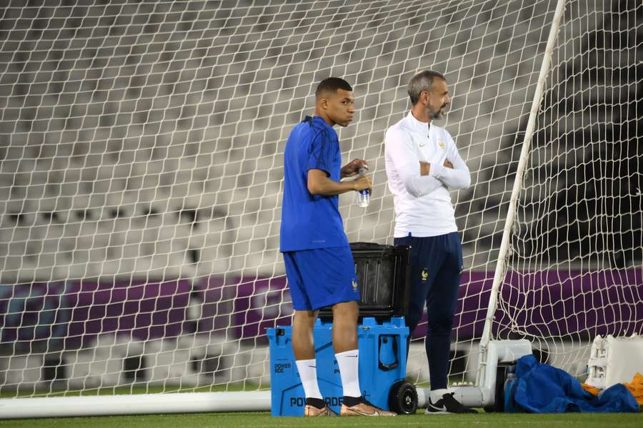 Mbappé se entrena con Francia