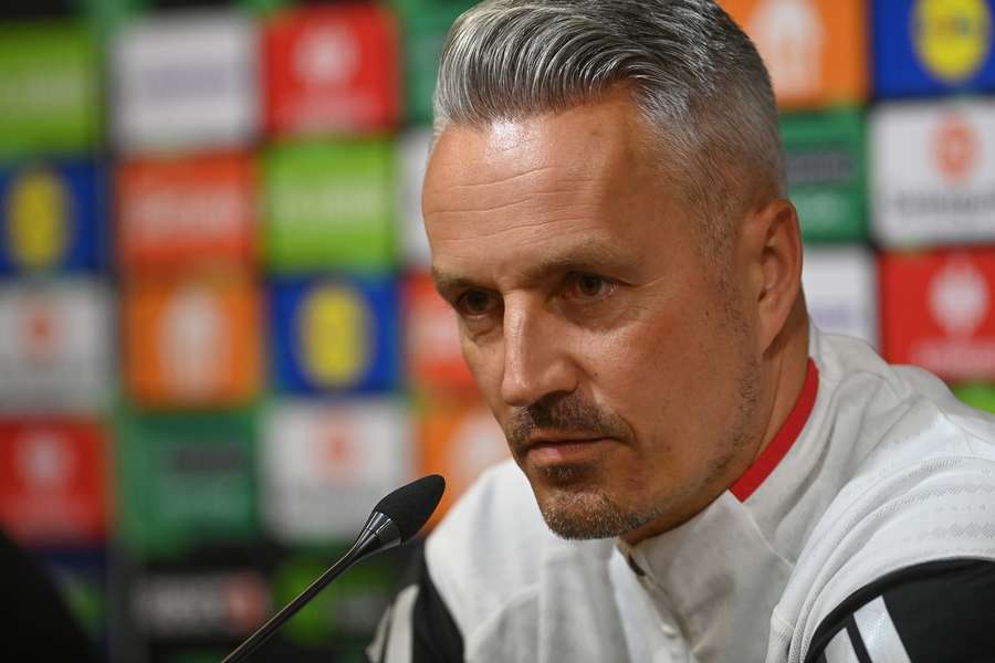 Janotka na tiskové konferenci.