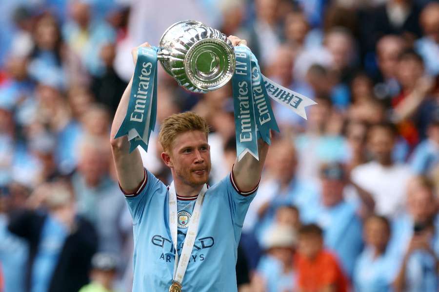 Kevin De Bruyne celebrates with the trophy after winning the FA Cup