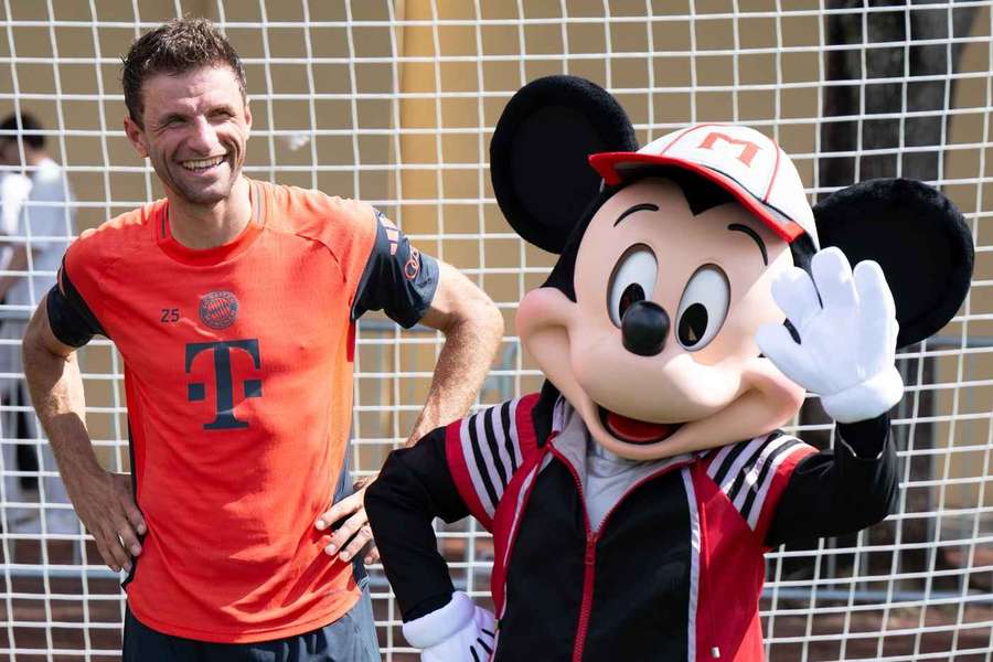 Thomas Müller trifft in den USA auf Micky Maus.