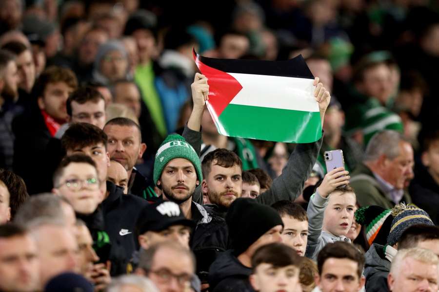 Tijdens de wedstrijd hadden talloze fans Palestijnse vlaggen meegenomen