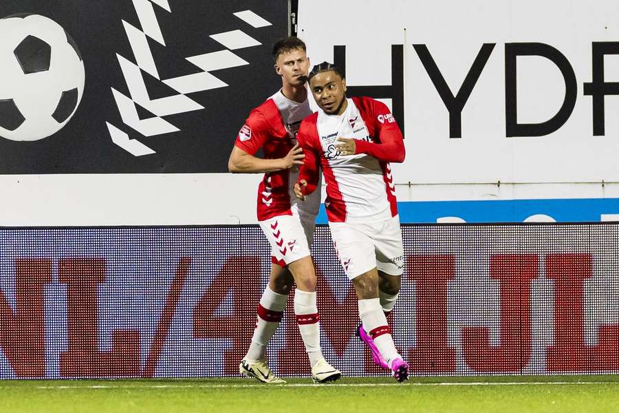 Vicente Besuijen heeft zijn ploeg FC Emmen op een 1-0 voorsprong gebracht tegen Willem II