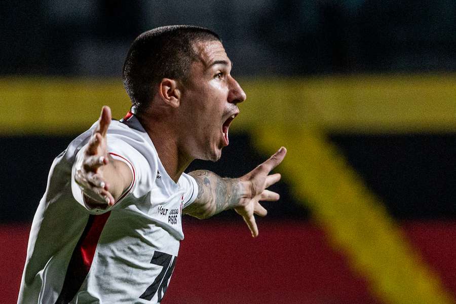 Cantalapiedra fez o segundo do Vitória na Ilha do Retiro