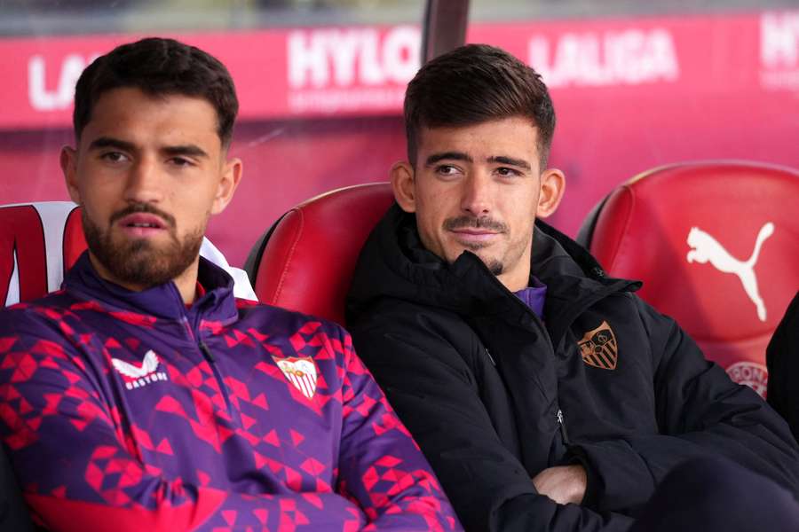 Kike Salas, a la derecha, en el banquillo del Sevilla
