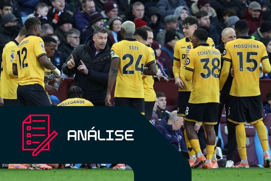 Rob Edwards dá instruções à equipa