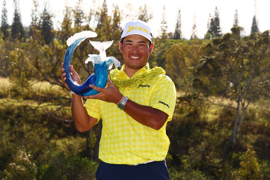 El japonés Hideki Matsuyama sostiene el trofeo tras ganar el título de The Sentry 2025