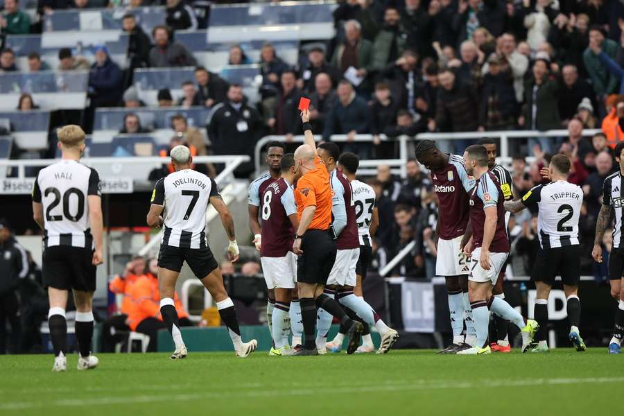 Cartão vermelho para Jhon Duran do Aston Villa durante o jogo da Premier League entre o Newcastle United e o Aston Villa