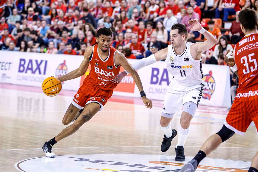 Derrick Alston Jr, durante un partido contra el Real Madrid defendido por Hezonja