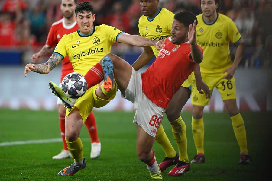 Bastoni perante Gonçalo Ramos no Benfica-Inter Milão