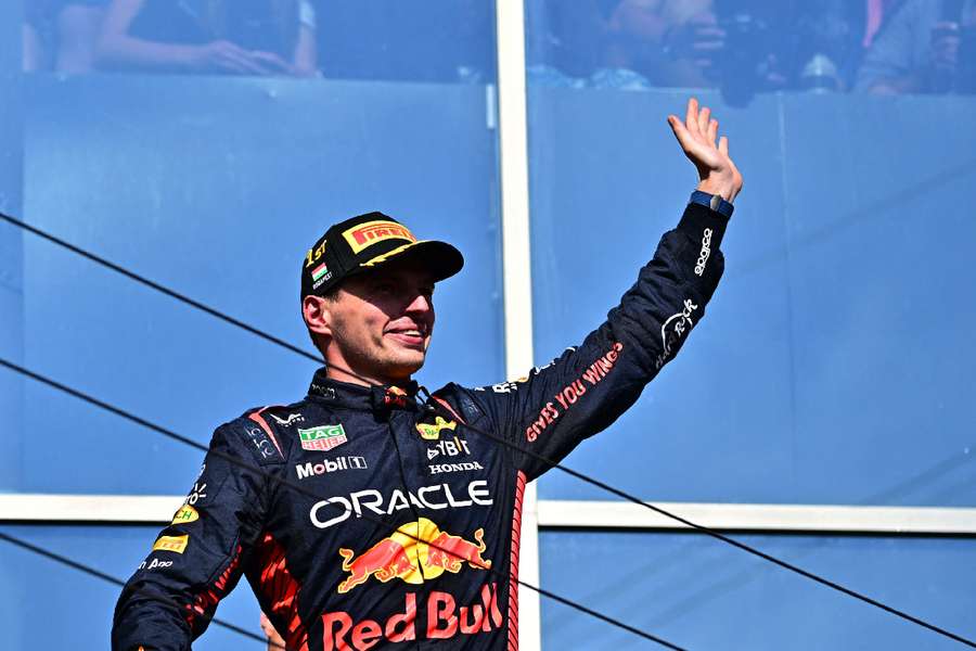 Verstappen oslavuje na pódiu po víťazstve v Maďarsku.
