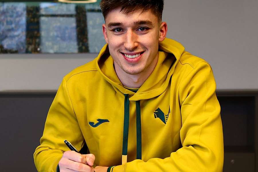 DONE DEAL: Hibs tribute to Bowie as he makes record move to Hellas Verona