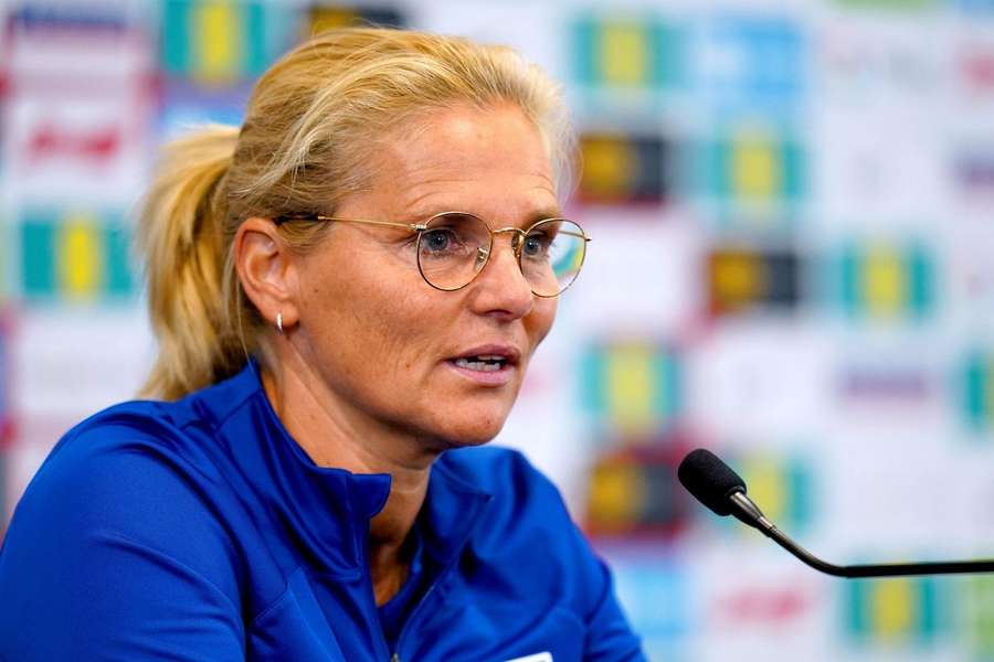 Sarina Wiegman in een persconferentie in aanloop naar het WK