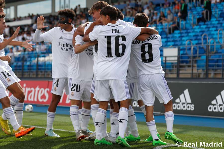 Los jugadores del Juvenil A del Real Madrid celebran un gol.