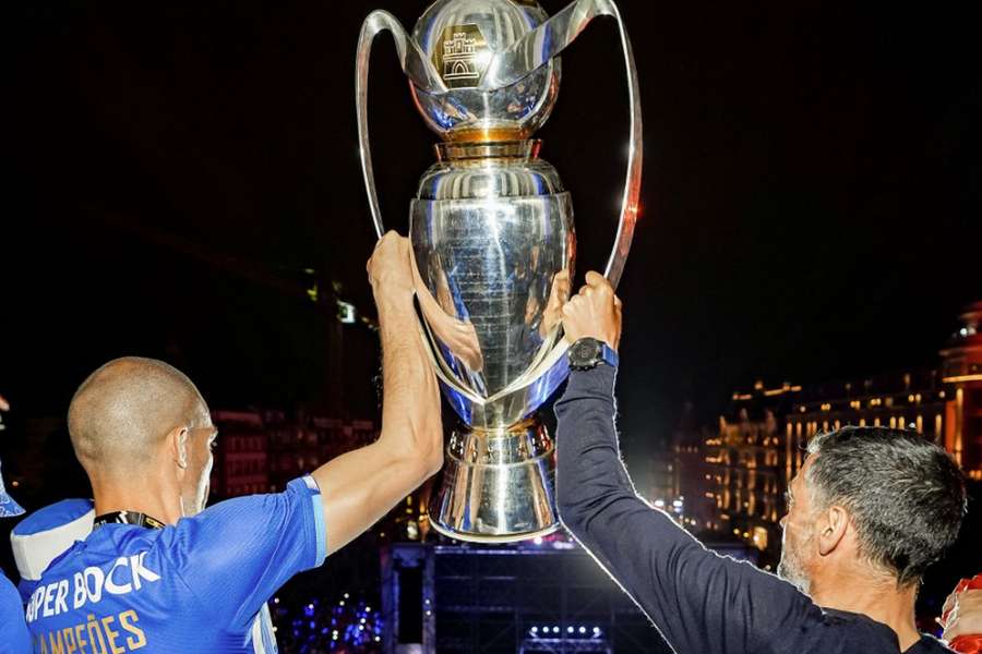 Pepe com Sérgio Conceição e o troféu de campeão