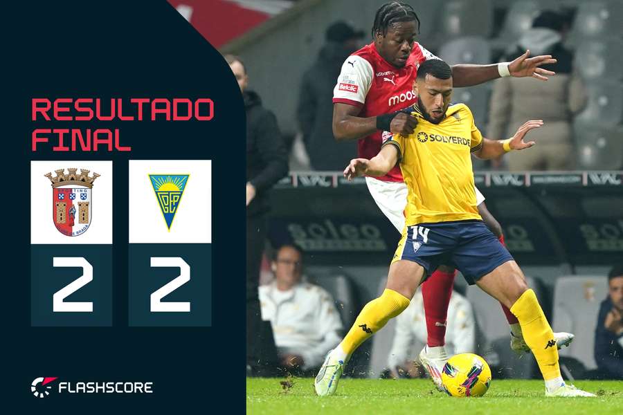 Bright Arrey-Mbi, do SC Braga, perante Begraoui, do Estoril