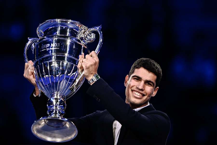 Alcaraz recibe en Turín el trofeo que le acredita como número uno del mundo en 2022