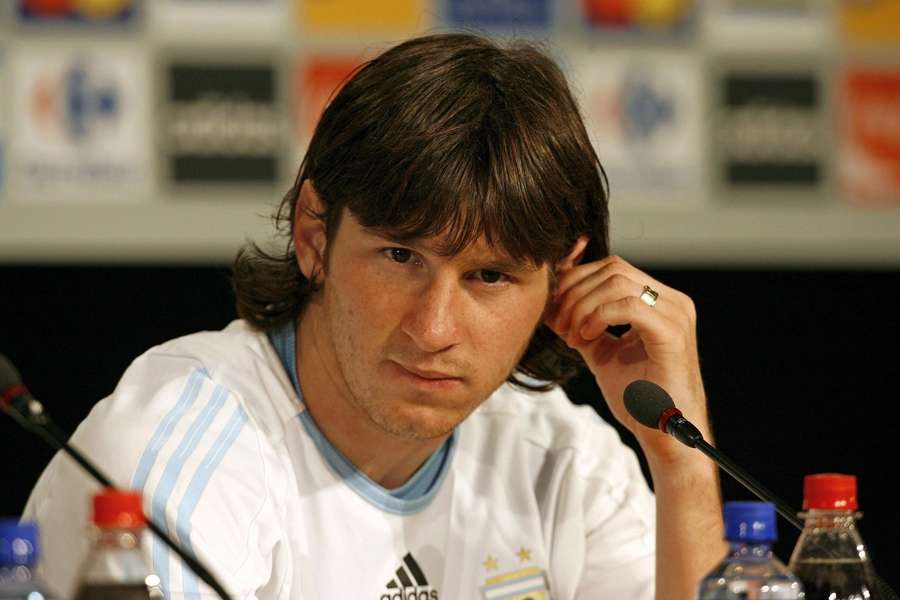 Lionel Messi auf einer Pressekonferenz während der WM 2006 Lionel Messi auf einer Pressekonferenz während der WM 2006