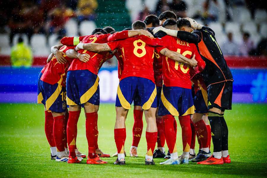 La piña de los jugadores de España en el césped de El Arcángel