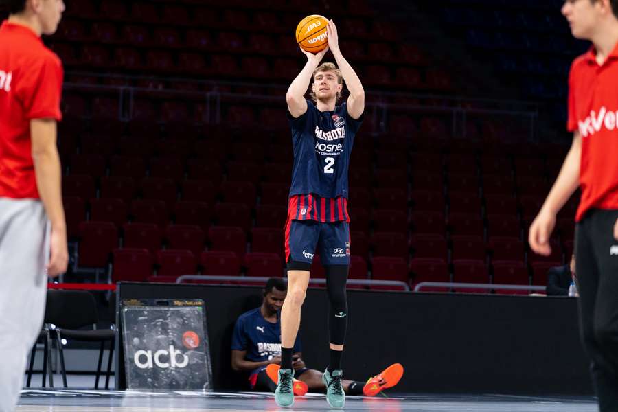Sander Reieste, durante un calentamiento con el Baskonia, su exequipo