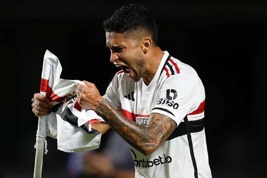 Nestor deixou sua marca na goleada tricolor