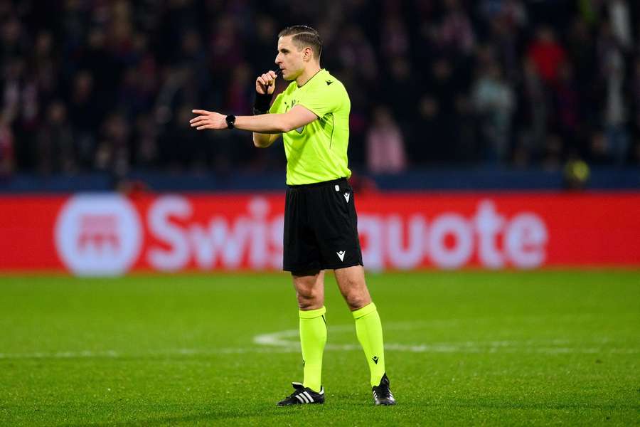 Donatas Rumsas, de 37 anos, internacional desde 2016, arbitra o Estugarda-FC Porto