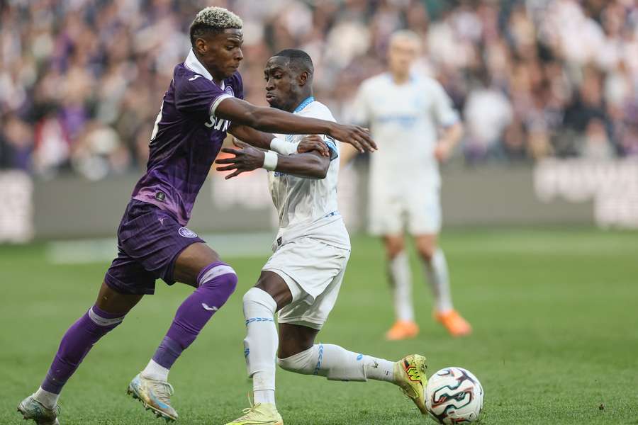 Nilson Angulo perante o português Carlos Forbs no Anderlecht-Club Brugge Nilson Angulo perante o português Carlos Forbs no Anderlecht-Club Brugge