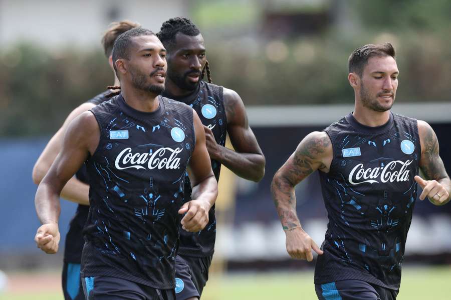 Juan Jesus, Anguissa e Politano em treino no Nápoles