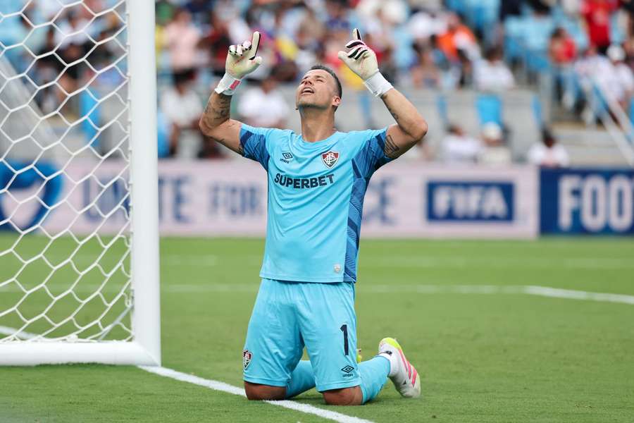 Fábio agradece mirando al cielo su actuación ante el Inter de Milán