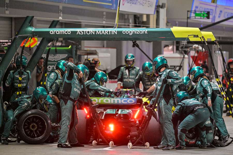 Un pésimo pit stop de Aston Martin arruinó las opciones de Alonso.
