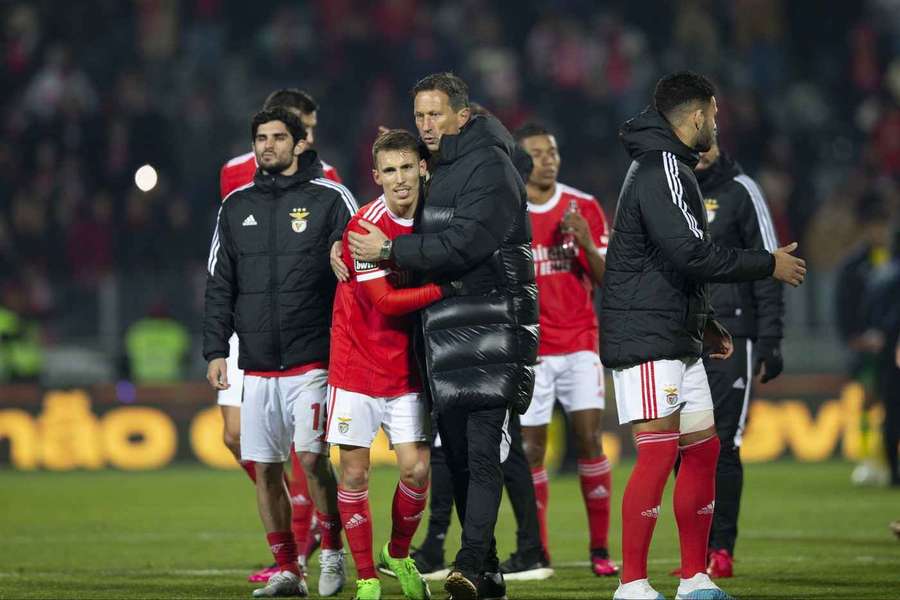 Roger Schmidt und Alejandro Grimaldo im Januar 2023.