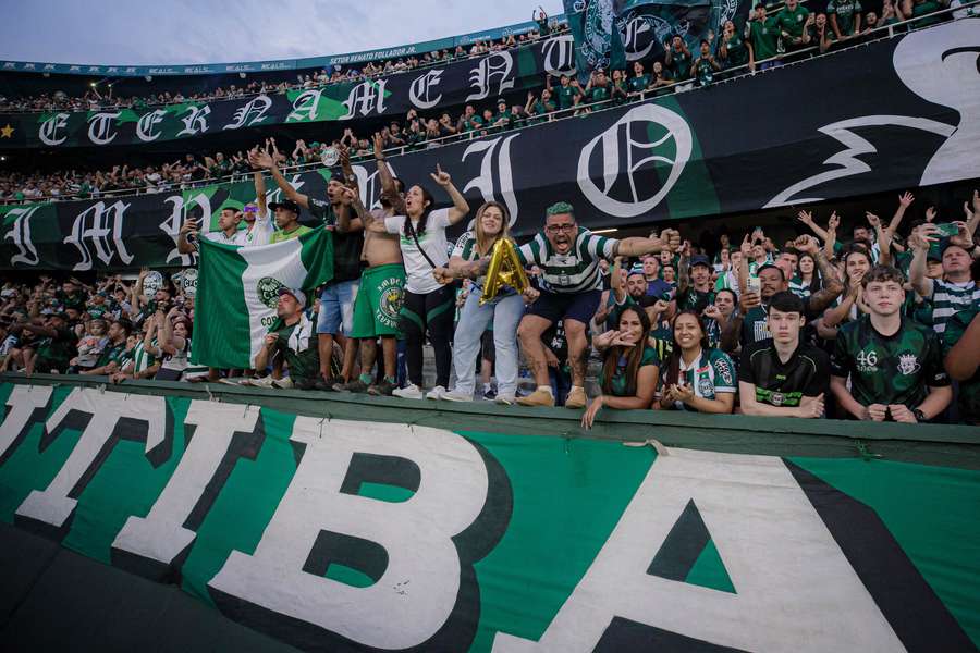 Torcida do Coritiba teve reações distintas com o acesso confirmado no Couto Pereira Torcida do Coritiba teve reações distintas com o acesso confirmado no Couto Pereira