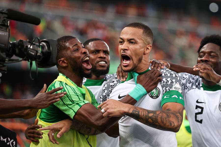 Kapitán Nigérie William Troost-Ekong slaví gól z penalty, jímž rozhodl zápas s Pobřežím slonoviny.