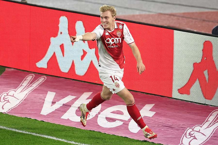 Mika Biereth festeja o seu hat-trick contra o AJ Auxerre no sábado, 1 de fevereiro