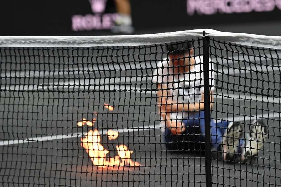 Ativista invade quadra na Laver Cup e ateia fogo ao próprio braço