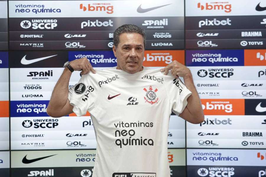 Vanderlei Luxemburgo em sua apresentação oficial como técnico do Corinthians