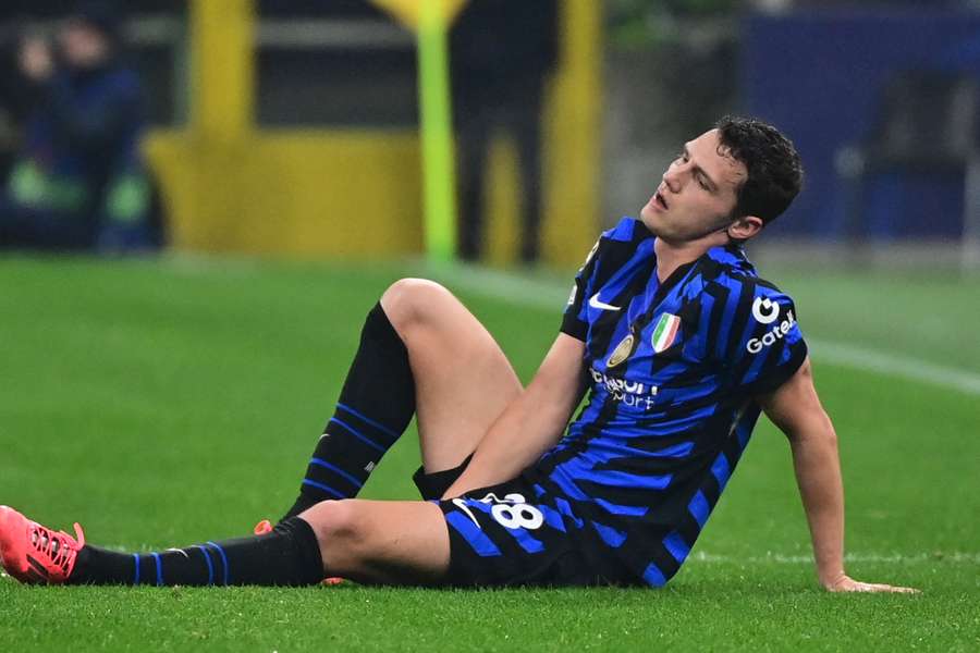 Pavard saiu lesionado do jogo com o RB Leipzig
