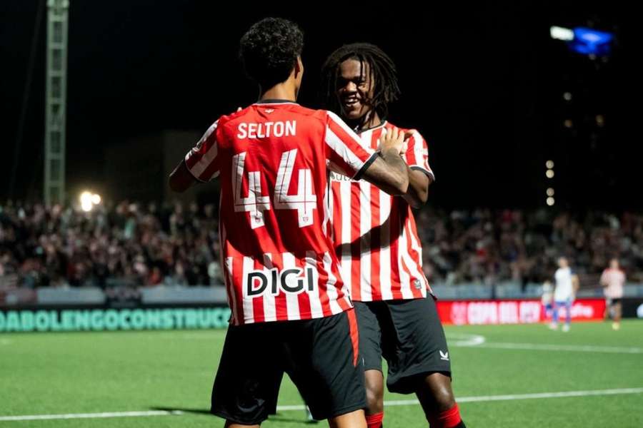 Christian Imga celebra con Selton el 1-6 del Athletic ante el Prat