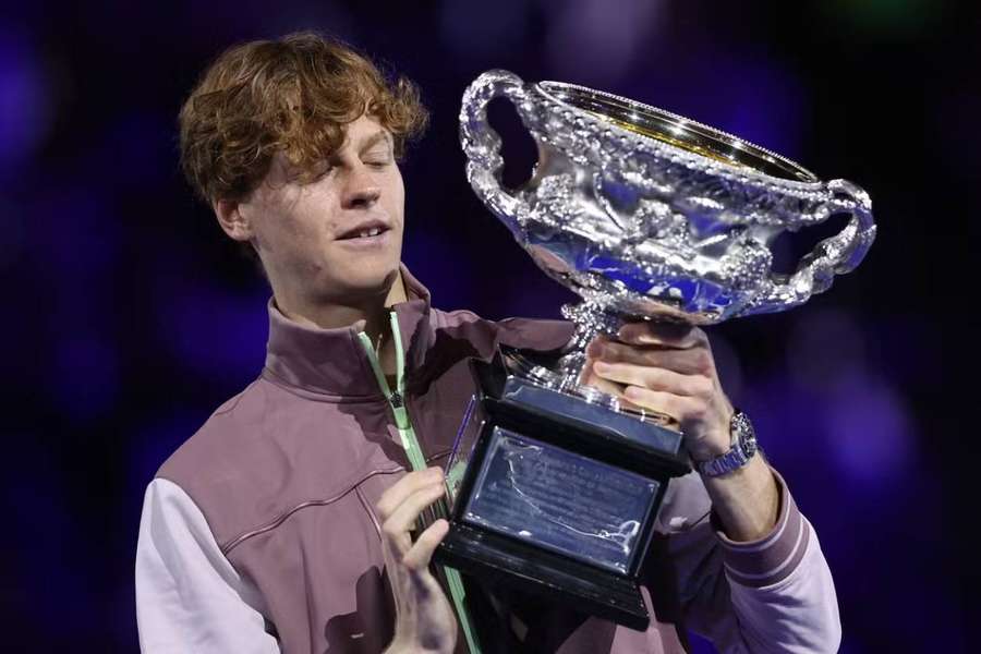 Jannik Sinner s trofejí pro šampiona Australian Open 2024.