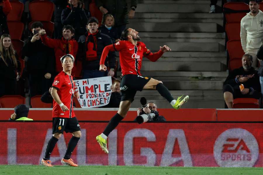 Muriqi celebra su gol de penalti ante el Sevilla