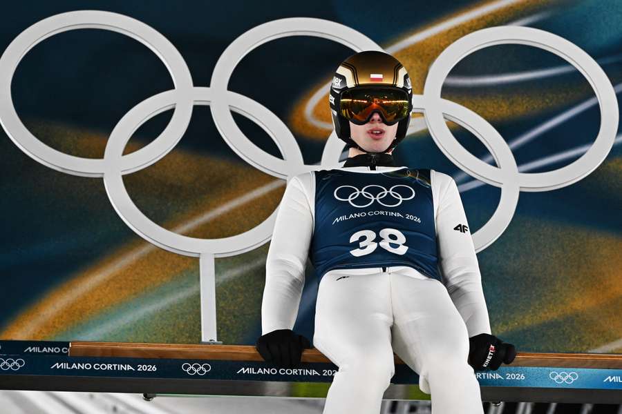 Kacper Tomasiak w czołówce na treningu przed poniedziałkowym konkursem w Predazzo