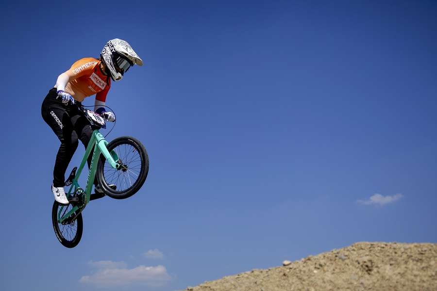 Laura Smulders in actie op de World Cup BMX op Papendal