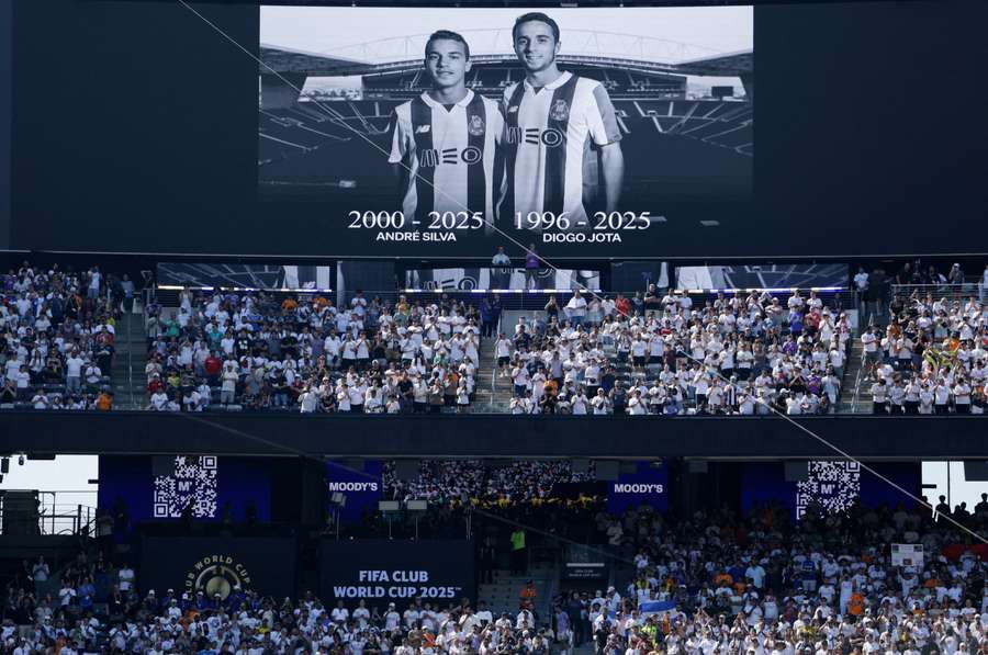 General view during a minutes silence in tribute to Liverpool's Diogo Jota and his brother Andre Silva 