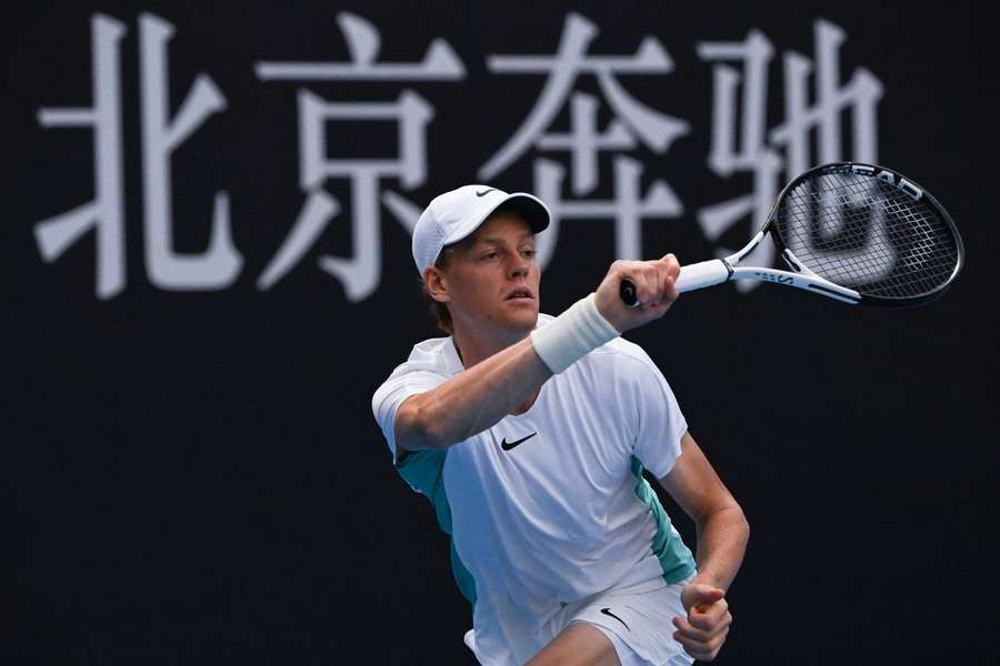 Sinner soffre ma si impone su Evans in tre set all'Open di Pechino