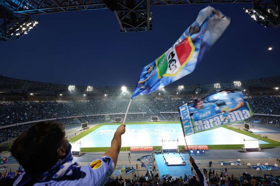 Zhruba 50 tisíc fanúšikov sledovalo na ôsmich obrazovkách súboj na štadióne Diega Maradonu