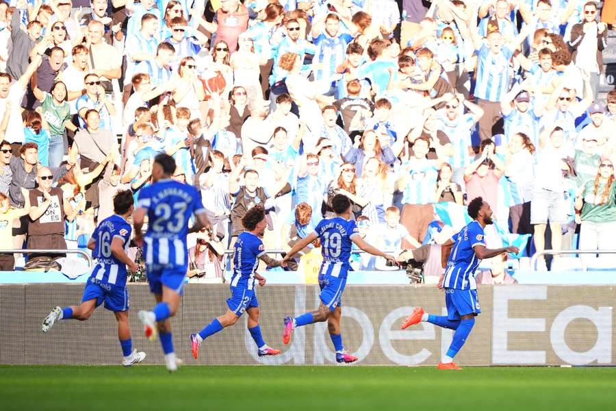 Aubameyang celebra el 2-0 con los jugadores del Dépor Aubameyang celebra el 2-0 con los jugadores del Dépor