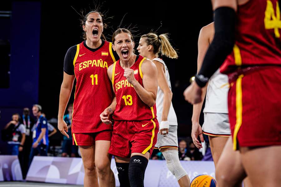 Las españolas celebran una canasta en la final olímpica