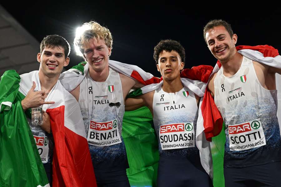 Il quartetto azzurro dopo la vittoria Il quartetto azzurro dopo la vittoria