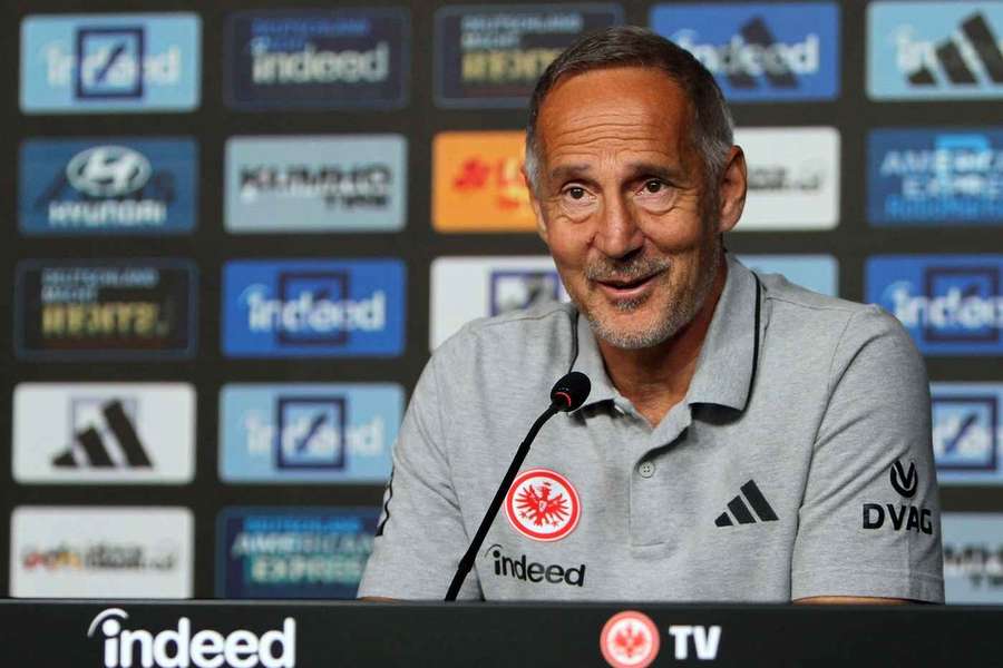 Hütter auf einer Pressekonferenz der SGE Hütter auf einer Pressekonferenz der SGE