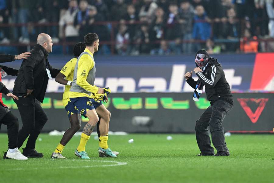 Fenerbahçes spillere stod søndag aften pludselig ansigt til ansigt med baneinvaderende Trabzonspor-tilhængere.